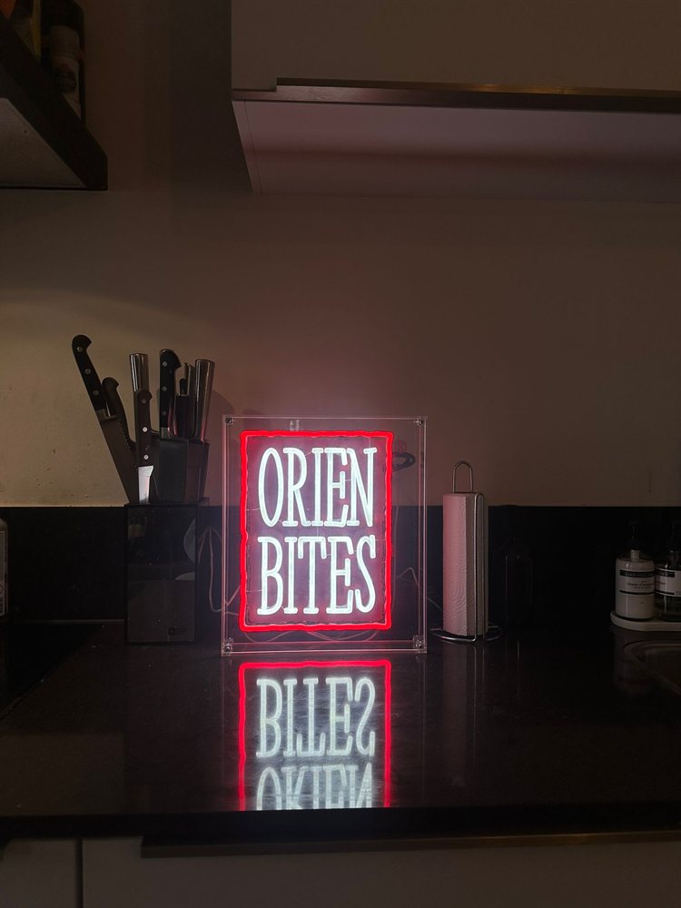 Neon logobord voor restaurant Orient Bites