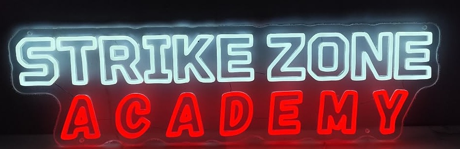 Neonbord Strike Zone Academy in wit en rood, gemaakt voor een MMA- en kickboksgym in Oostrum bij Venray