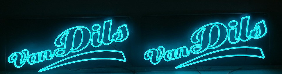 De twee neonborden van Van Dils, ingesteld op blauw