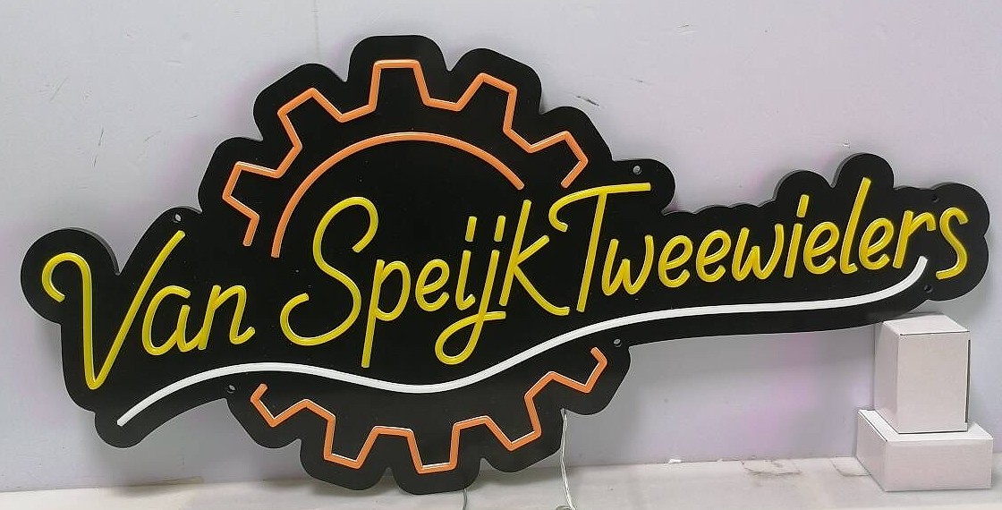 Neon logo van Van Speijk Tweewielers op een zwarte, uitgesneden achterplaat, fietsenwinkel in de Amsterdamse Poort
