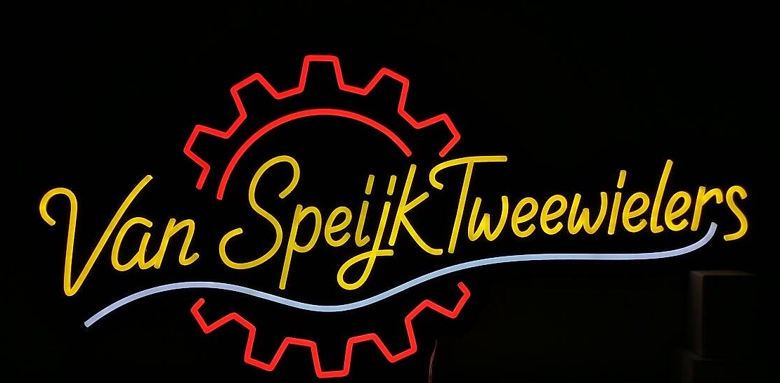 Hetzelfde bord ingeschakeld: de naam in geel, het tandwiel in rood en de lijn in wit neon